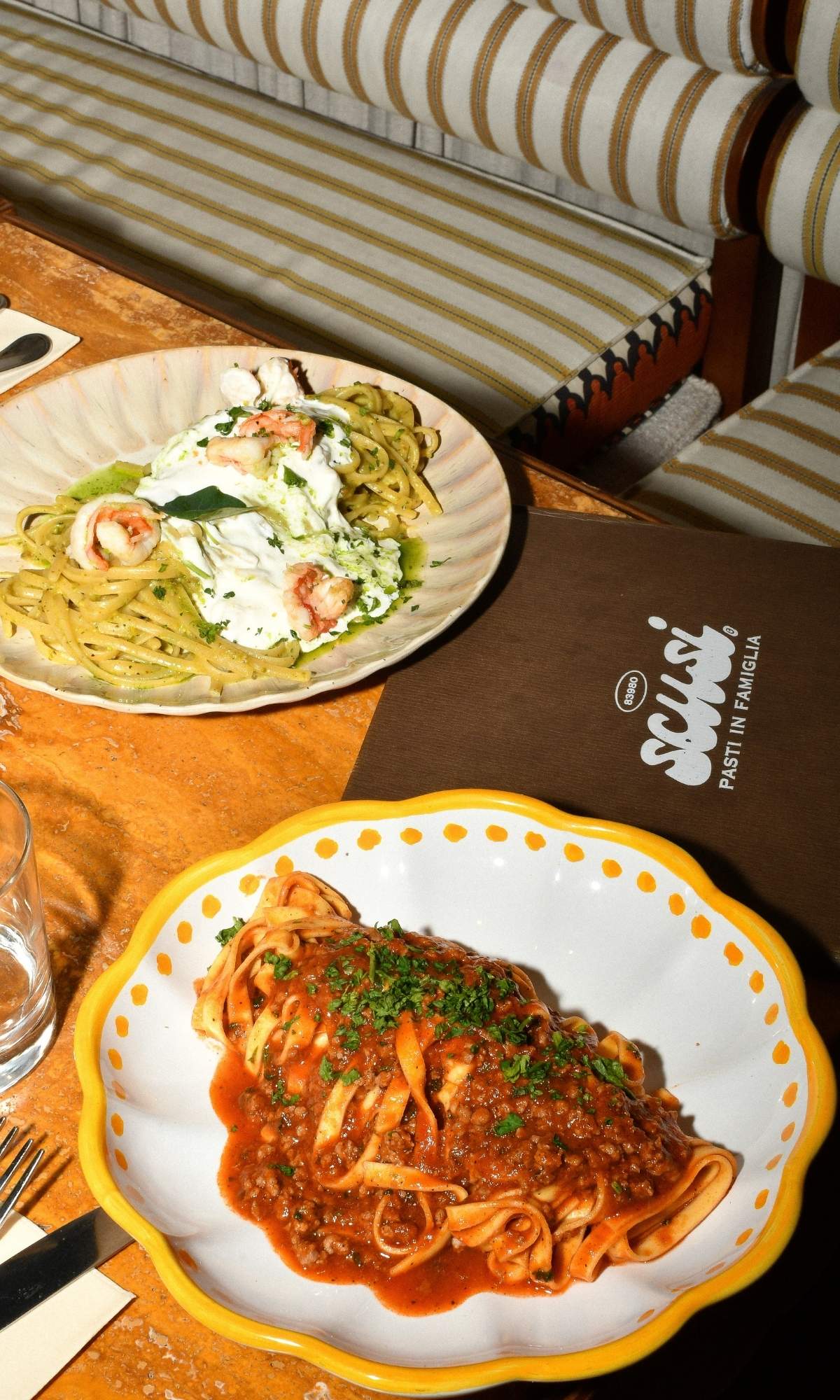 Plats de pâtes italiennes à la carte chez Scusi, pizzeria au Lavandou