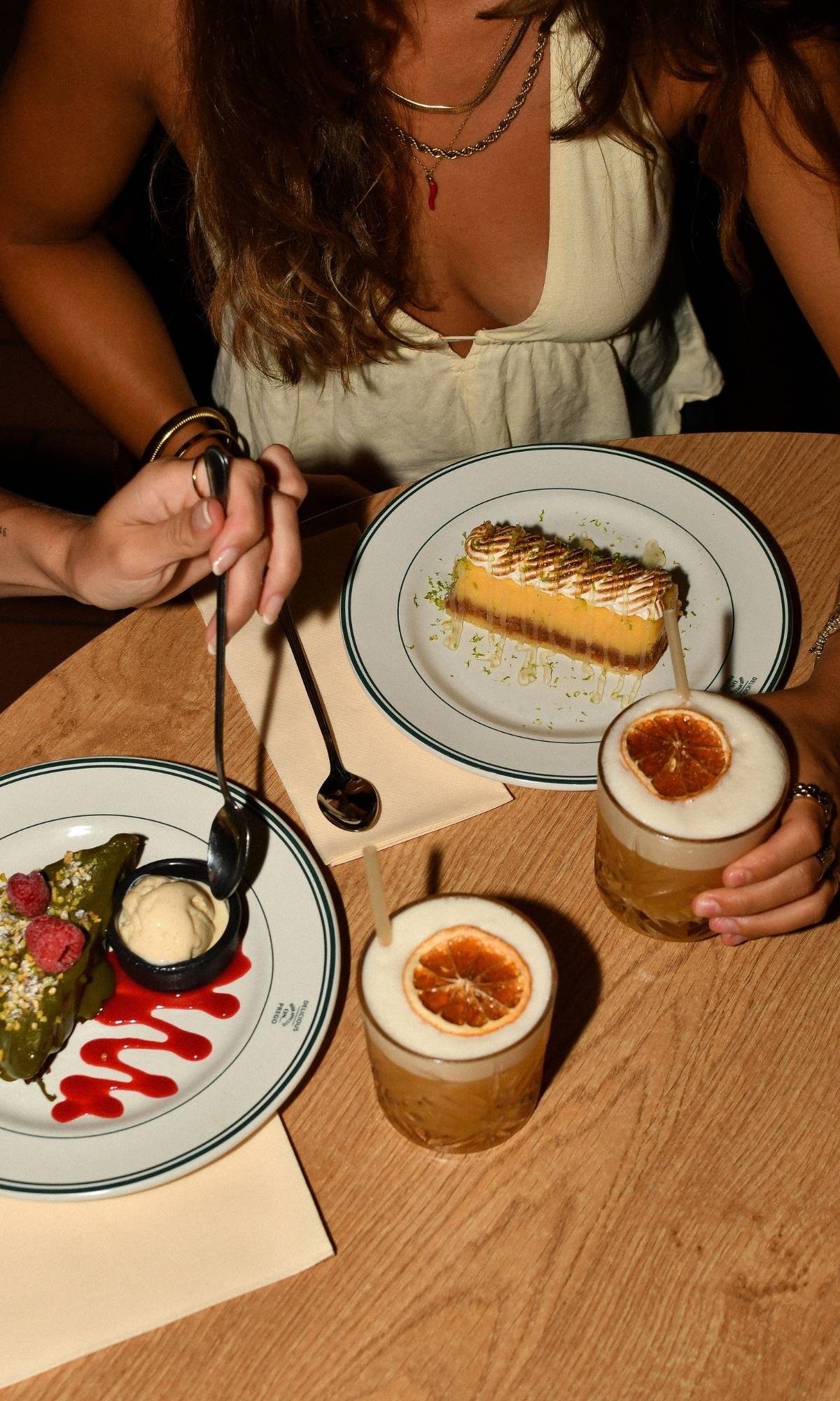 Desserts italiens et cocktails dégustés chez Scusi au Lavandou