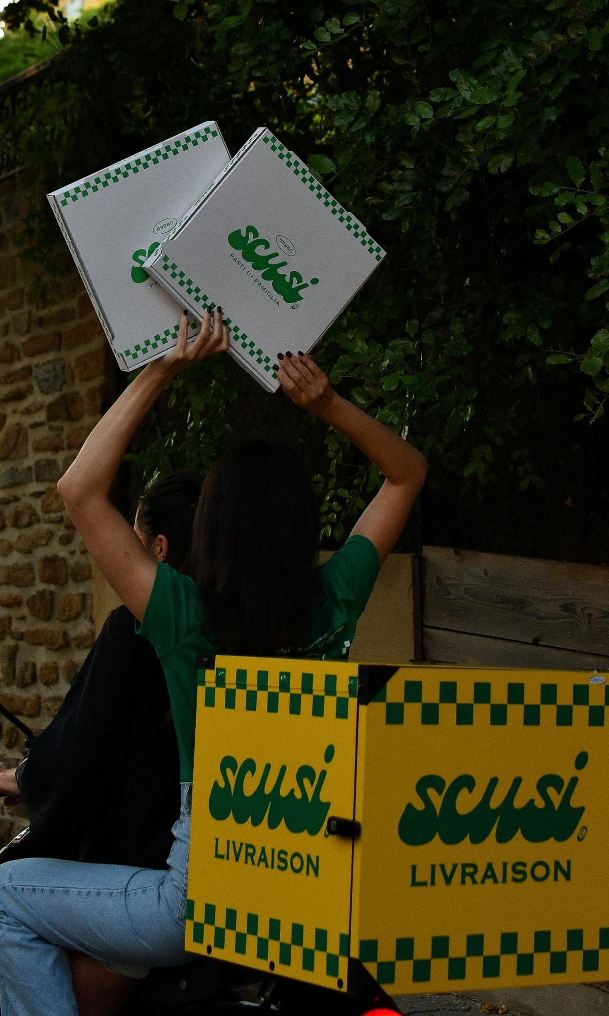 Livraison de pizzas au Lavandou par la pizzeria Scusi, service rapide à domicile