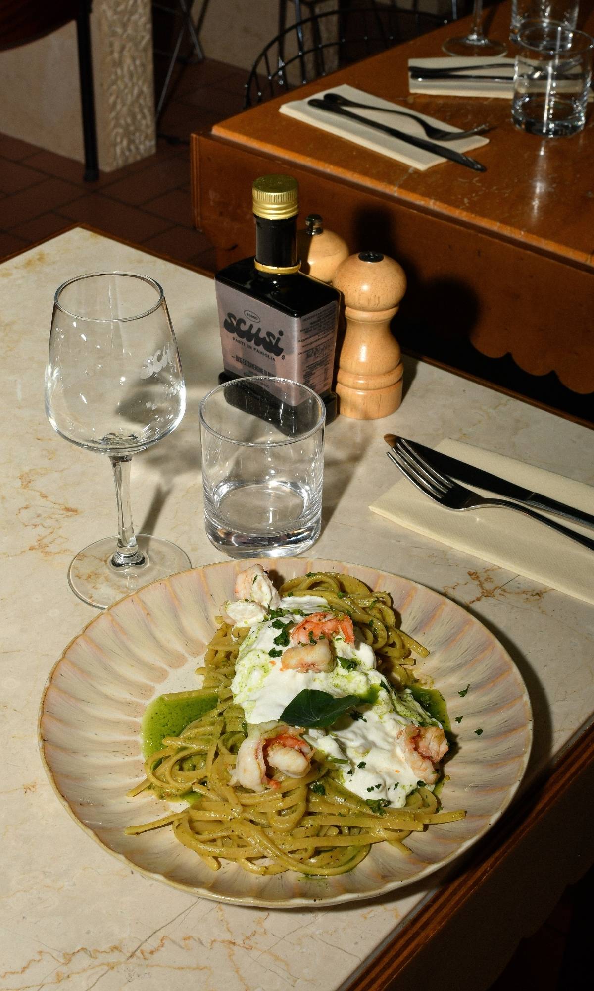 Pâtes italiennes au pesto et crevettes chez Scusi au Lavandou, recette maison