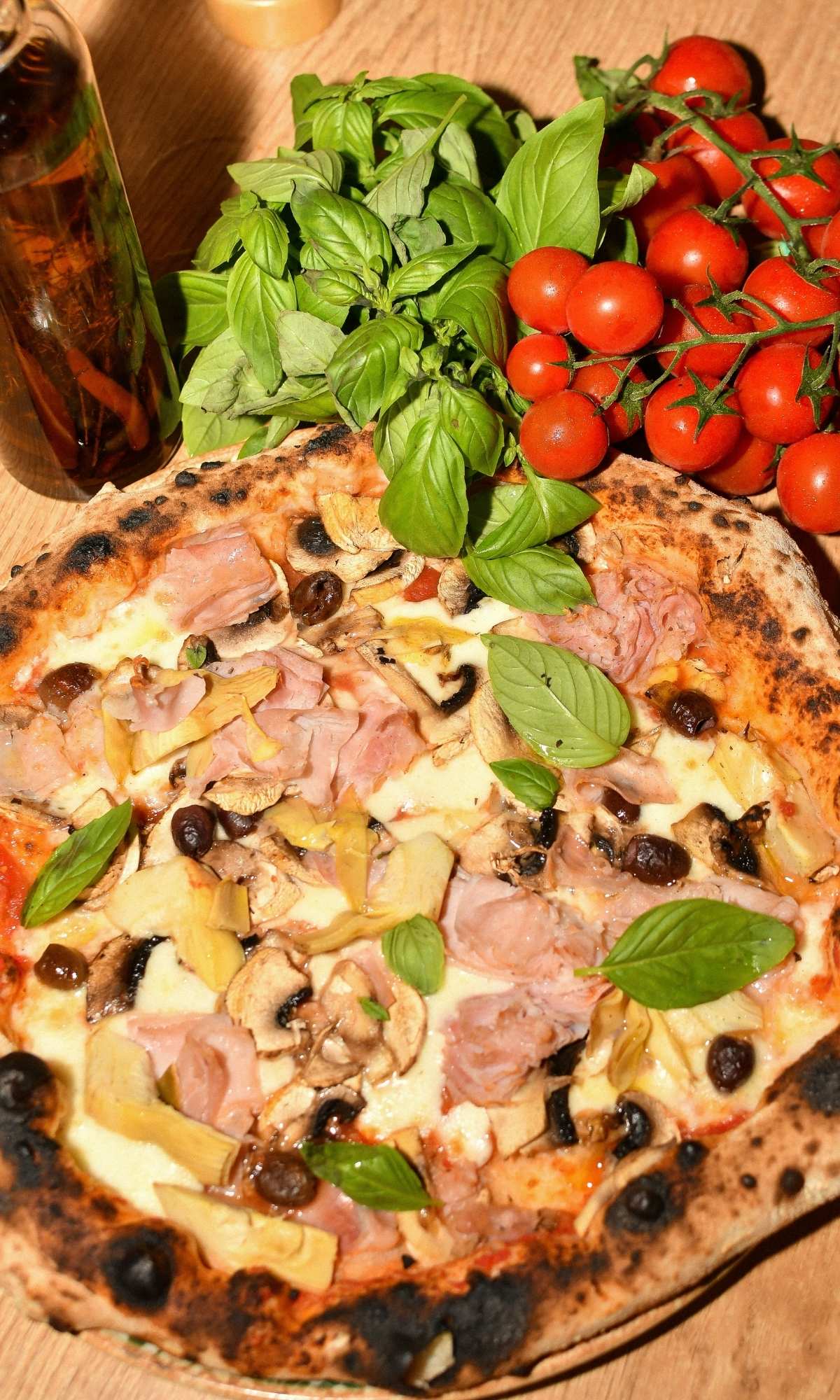 Pizza napolitaine au Lavandou, pâte artisanale et garniture généreuse chez Scusi