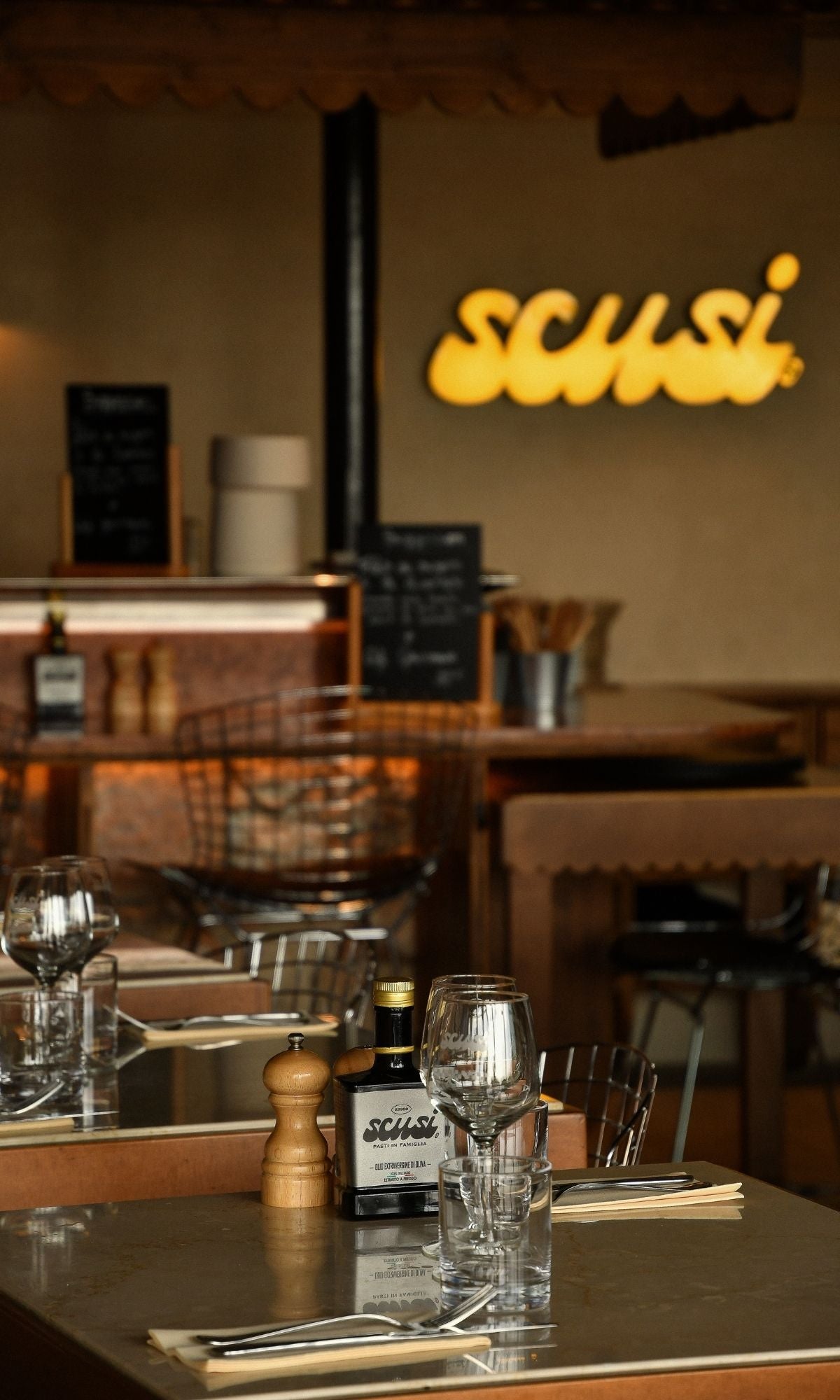 Pizzeria au Lavandou sur le port, restaurant Scusi