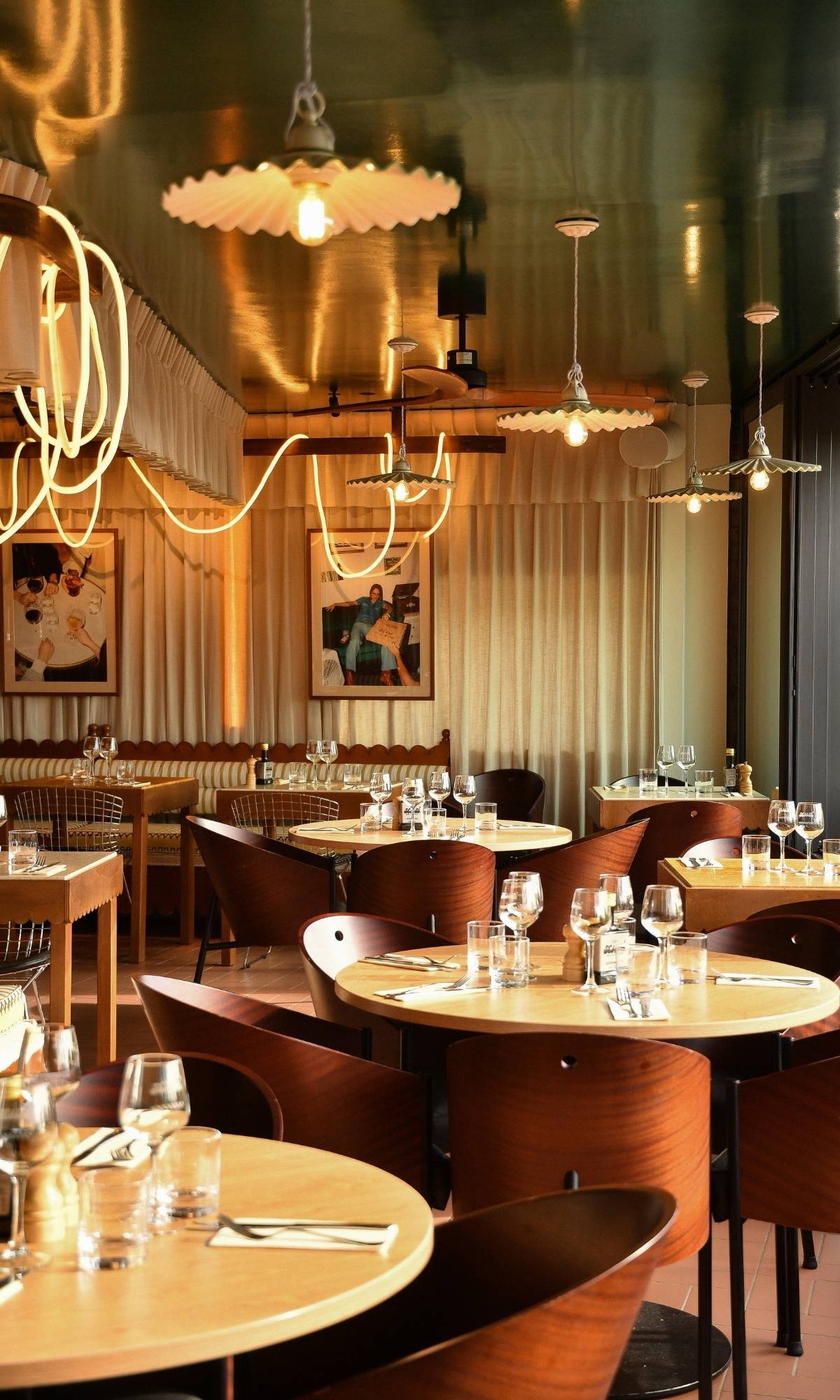 Salle de restaurant italien Scusi au Lavandou, pizzeria conviviale sur place