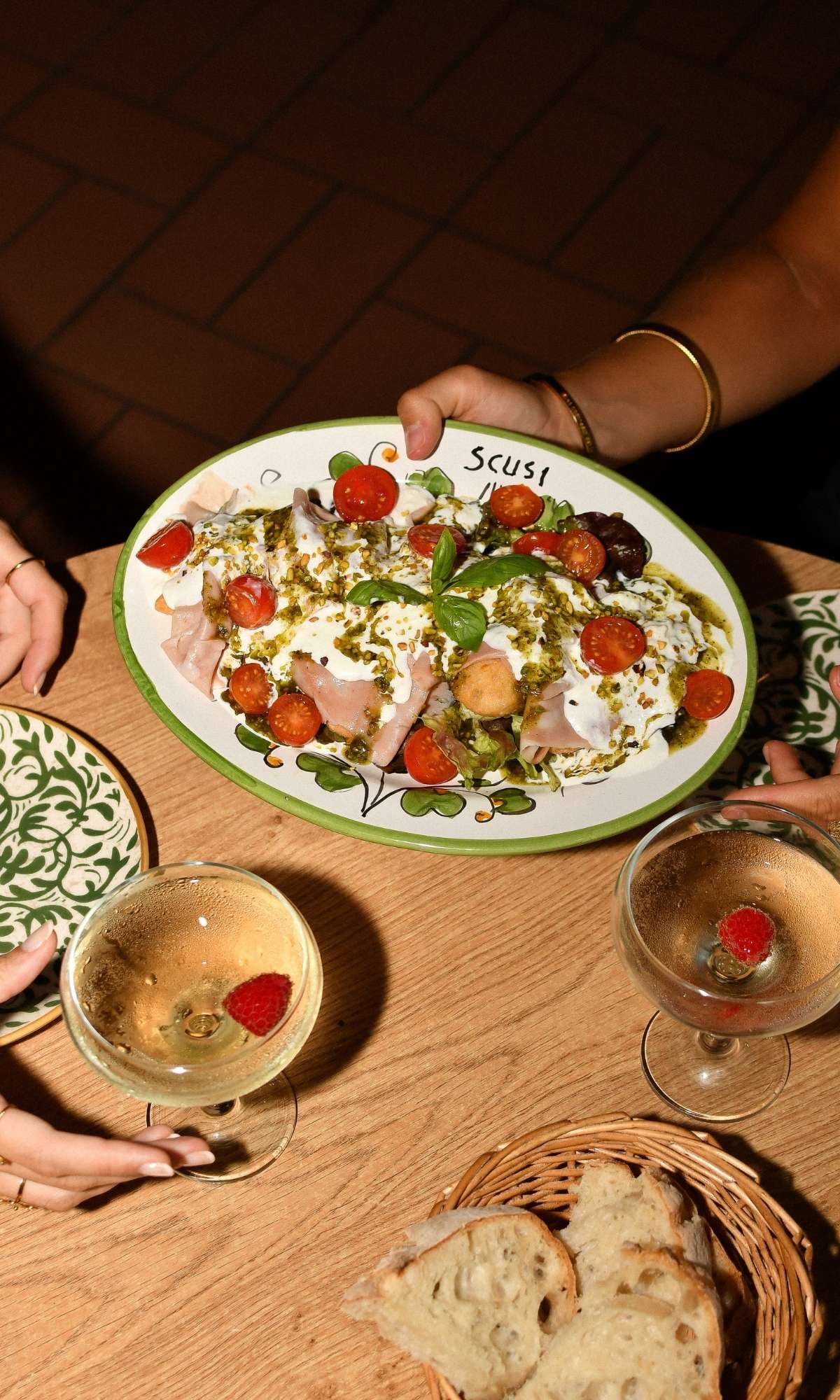 Plat italien à partager entre amis chez Scusi au Lavandou, antipasti et spécialités